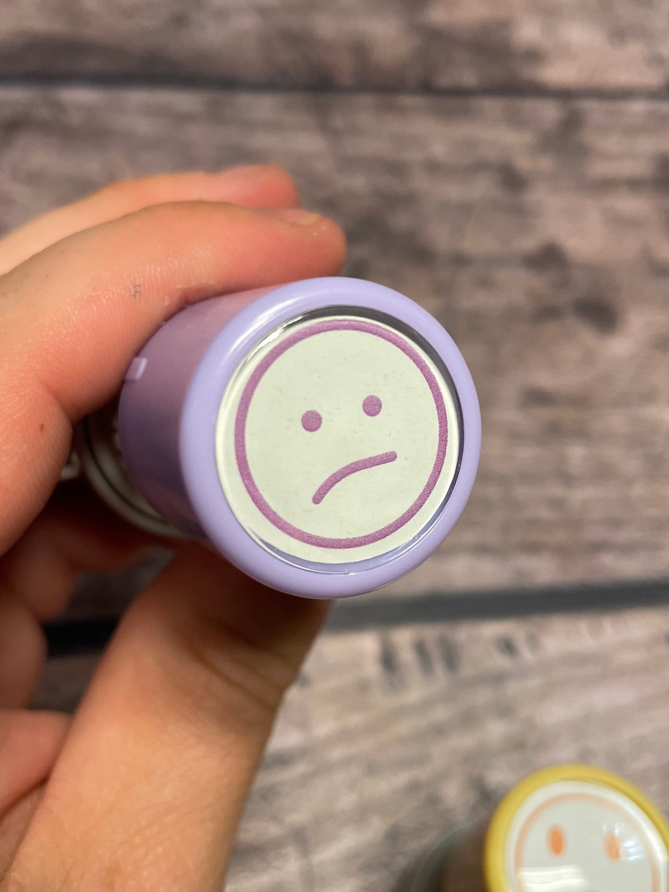 Tampon auto-encreur 74 - Visage mitigé